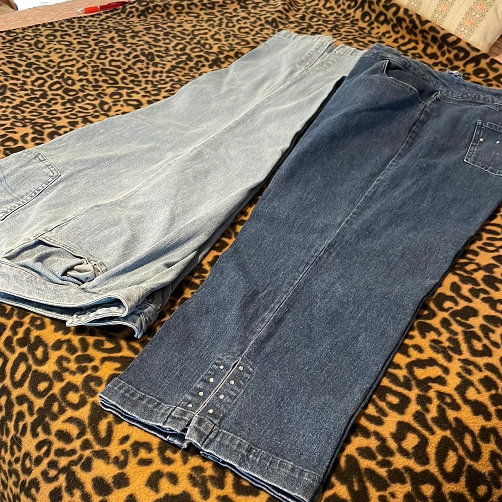 2 pair ladies capris.  Price is for both pair